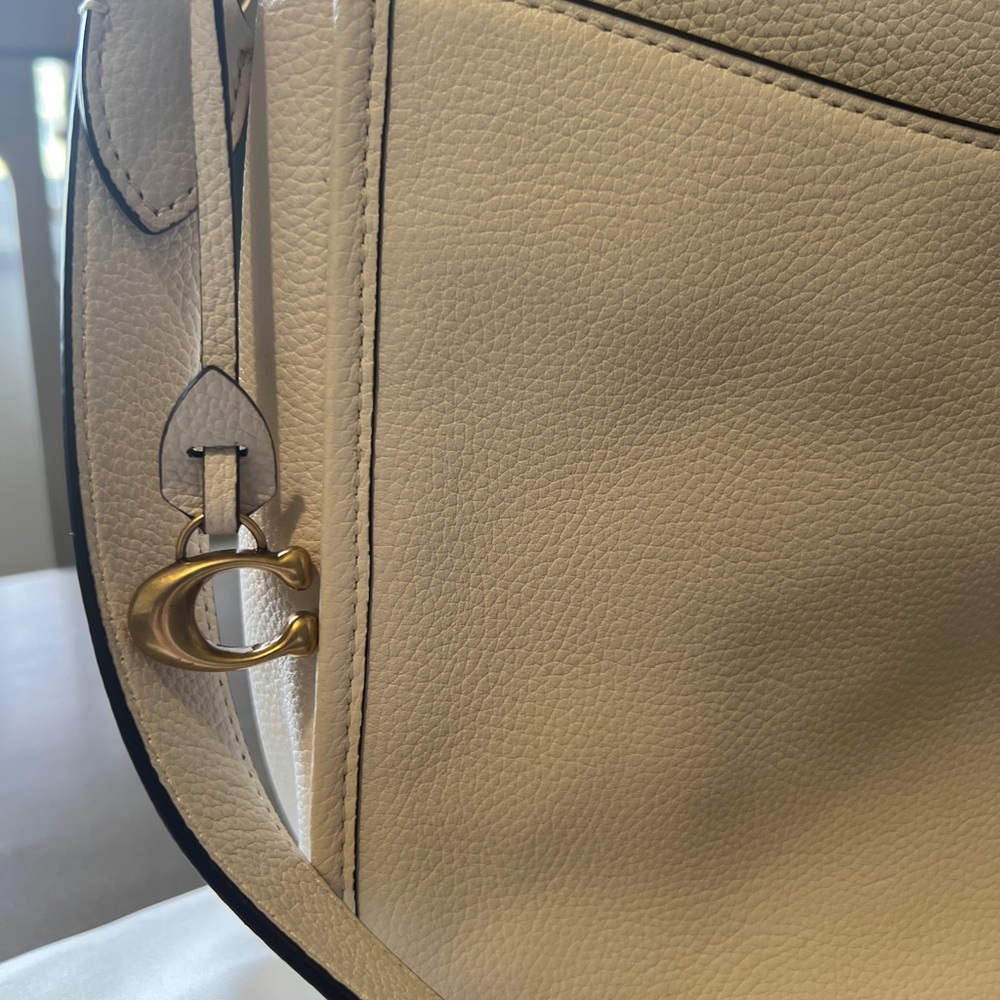 Coach Chaise Chalk Crossbody White Turnlock V Gently Used EUC Gold Hardware - Picture 2 of 12